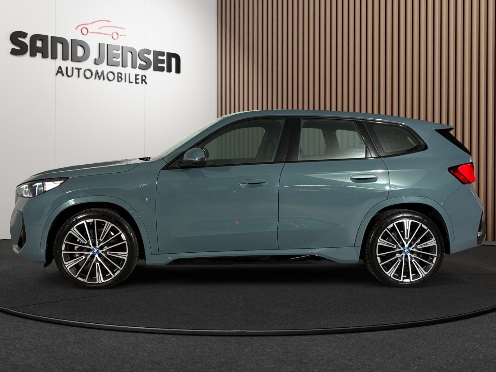 Grøn BMW iX1 fra 2025