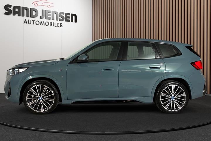 Grøn BMW iX1 fra 2025