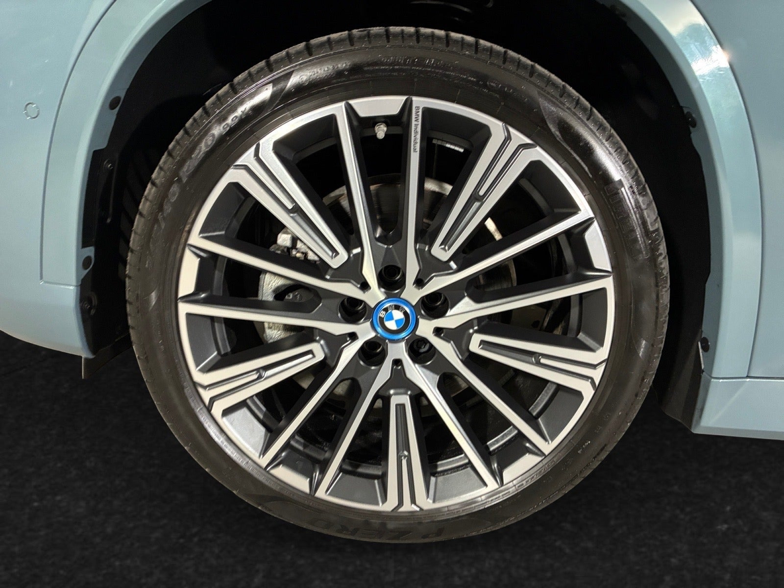 Grøn BMW iX1 fra 2025