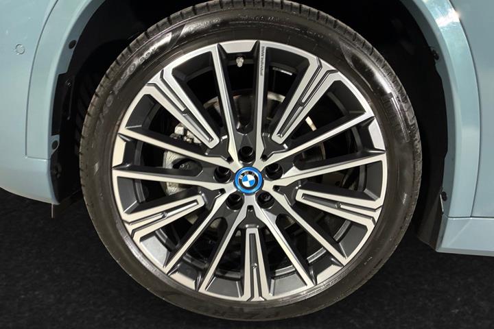 Grøn BMW iX1 fra 2025