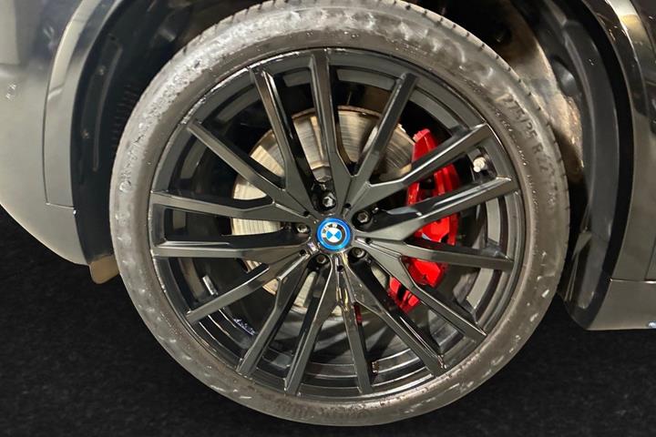 Sort BMW X5 fra 2024