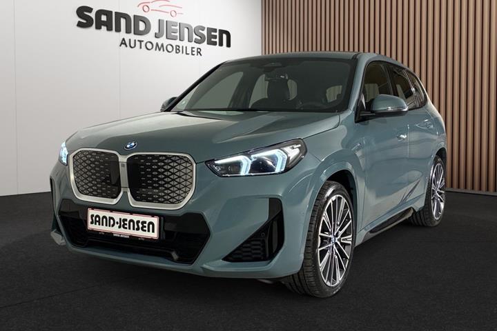 Grøn BMW iX1 fra 2025 set udefra