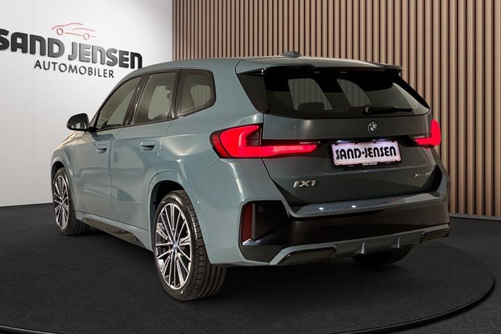 Grøn BMW iX1 fra 2025
