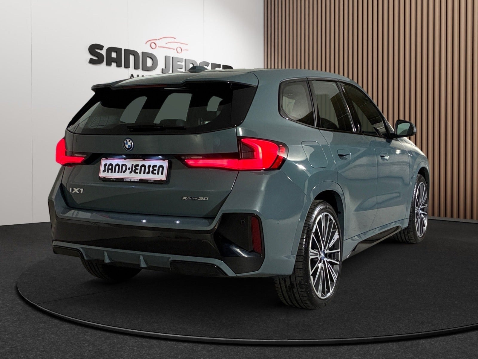 Grøn BMW iX1 fra 2025