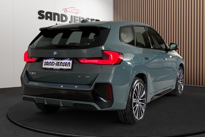 Grøn BMW iX1 fra 2025