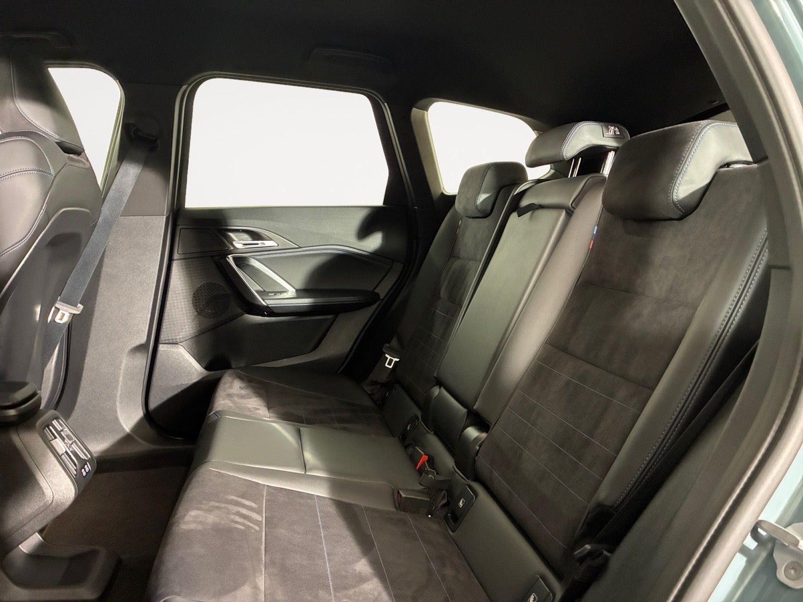 Grøn BMW iX1 fra 2025