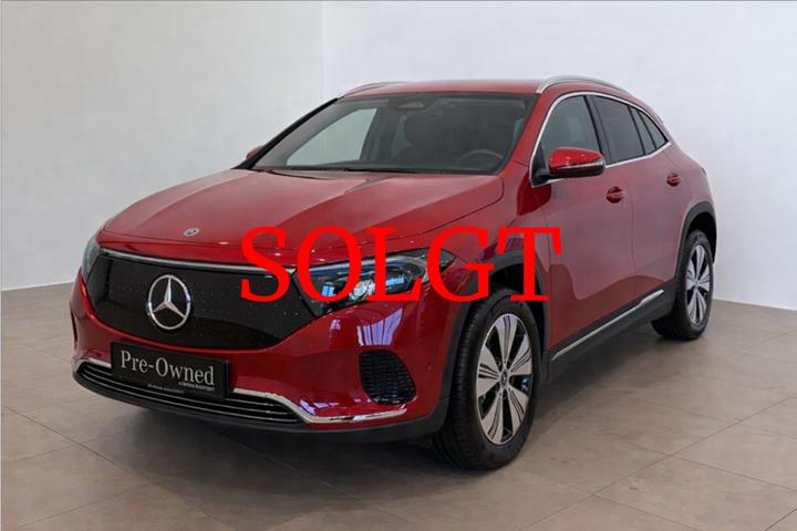 Rød Mercedes EQA300 fra 2025 set udefra