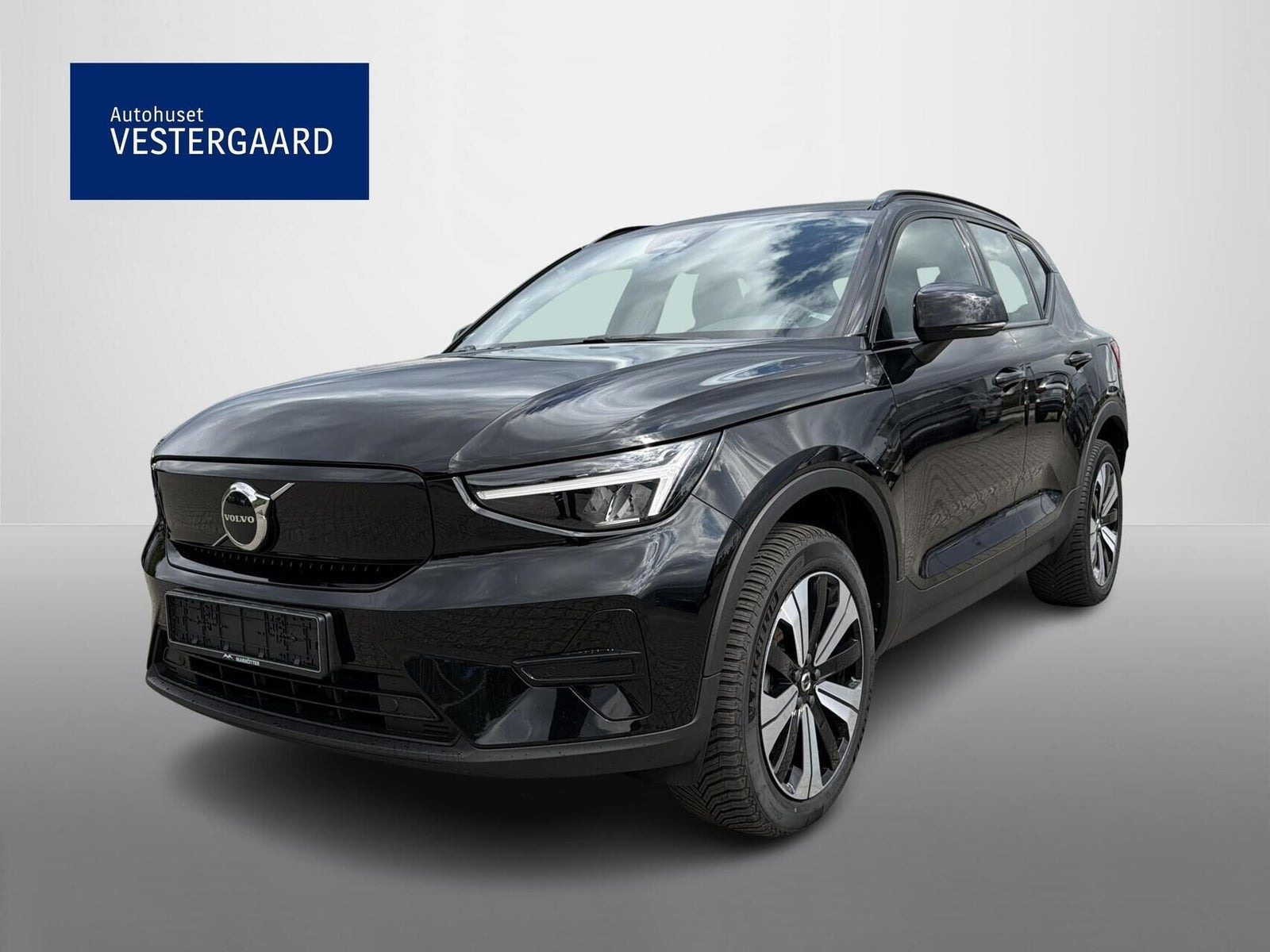 Sort Volvo XC40 fra 2023 set udefra