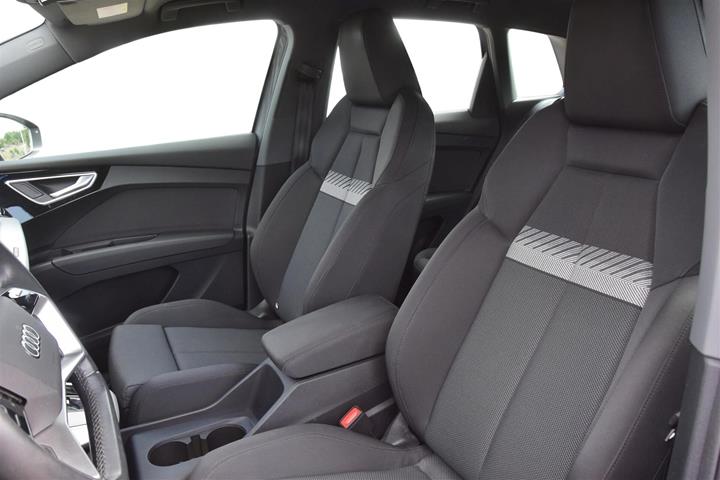 Grå Audi Q4 fra 2023