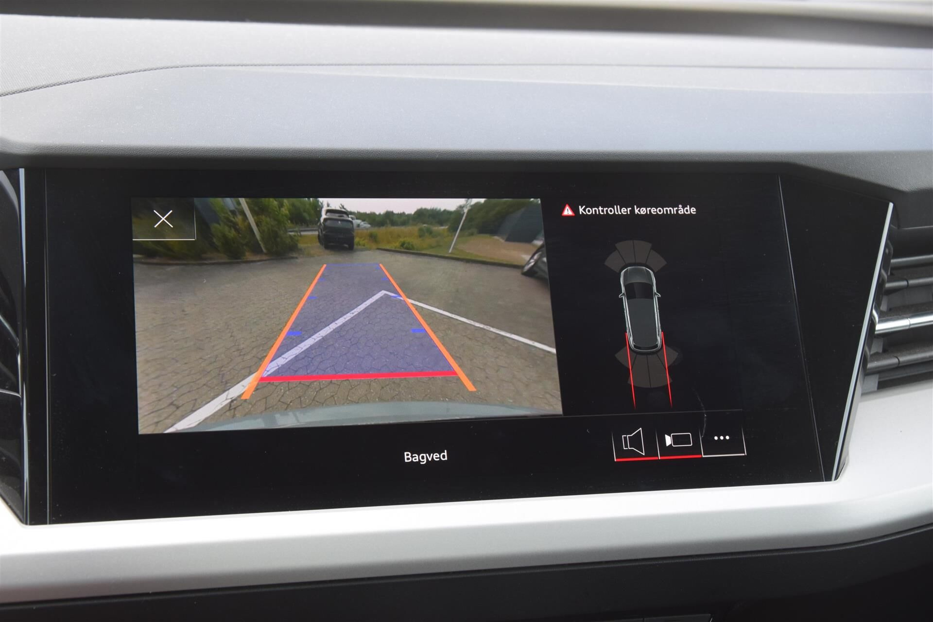 Grå Audi Q4 fra 2023