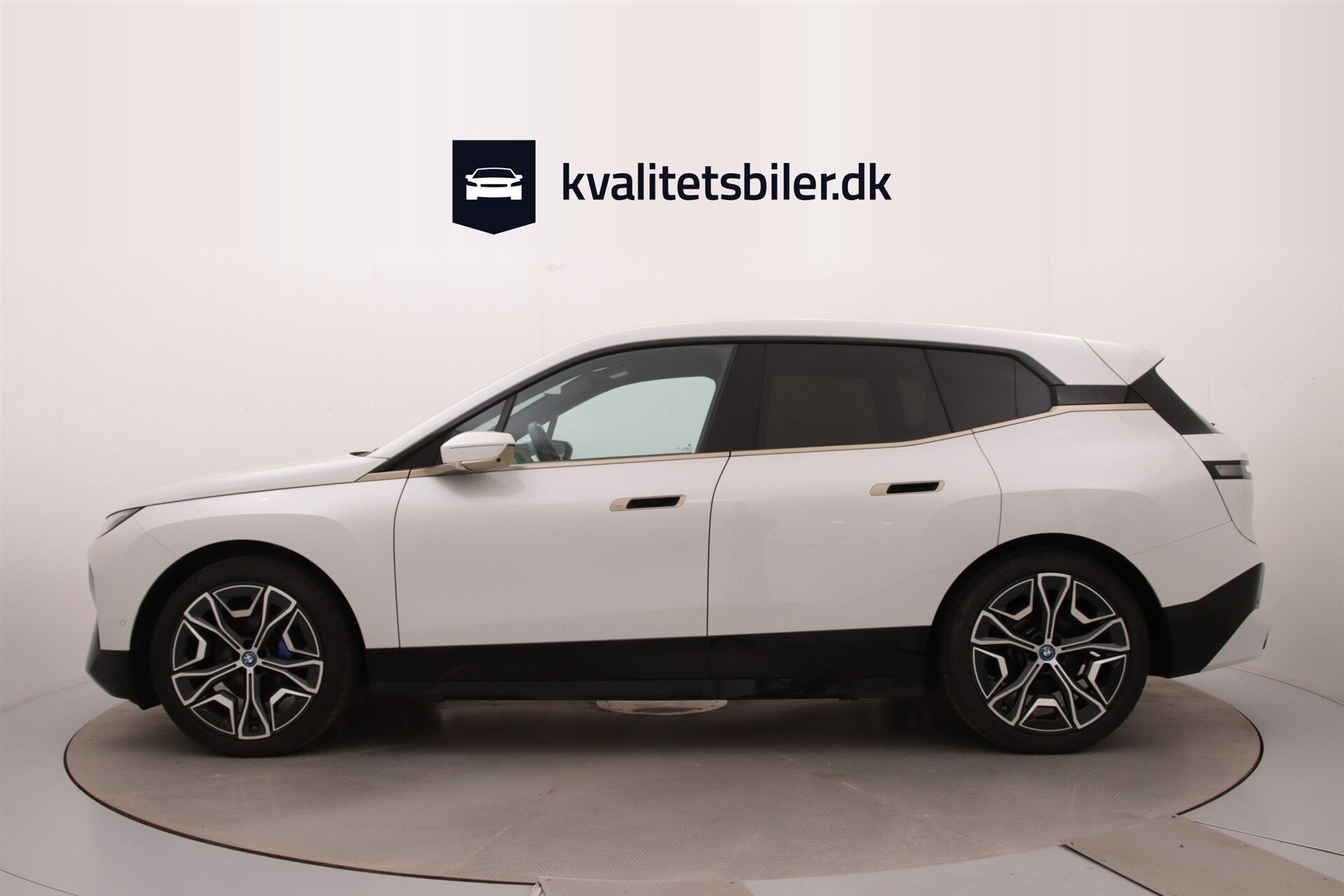 Hvid BMW iX fra 2022