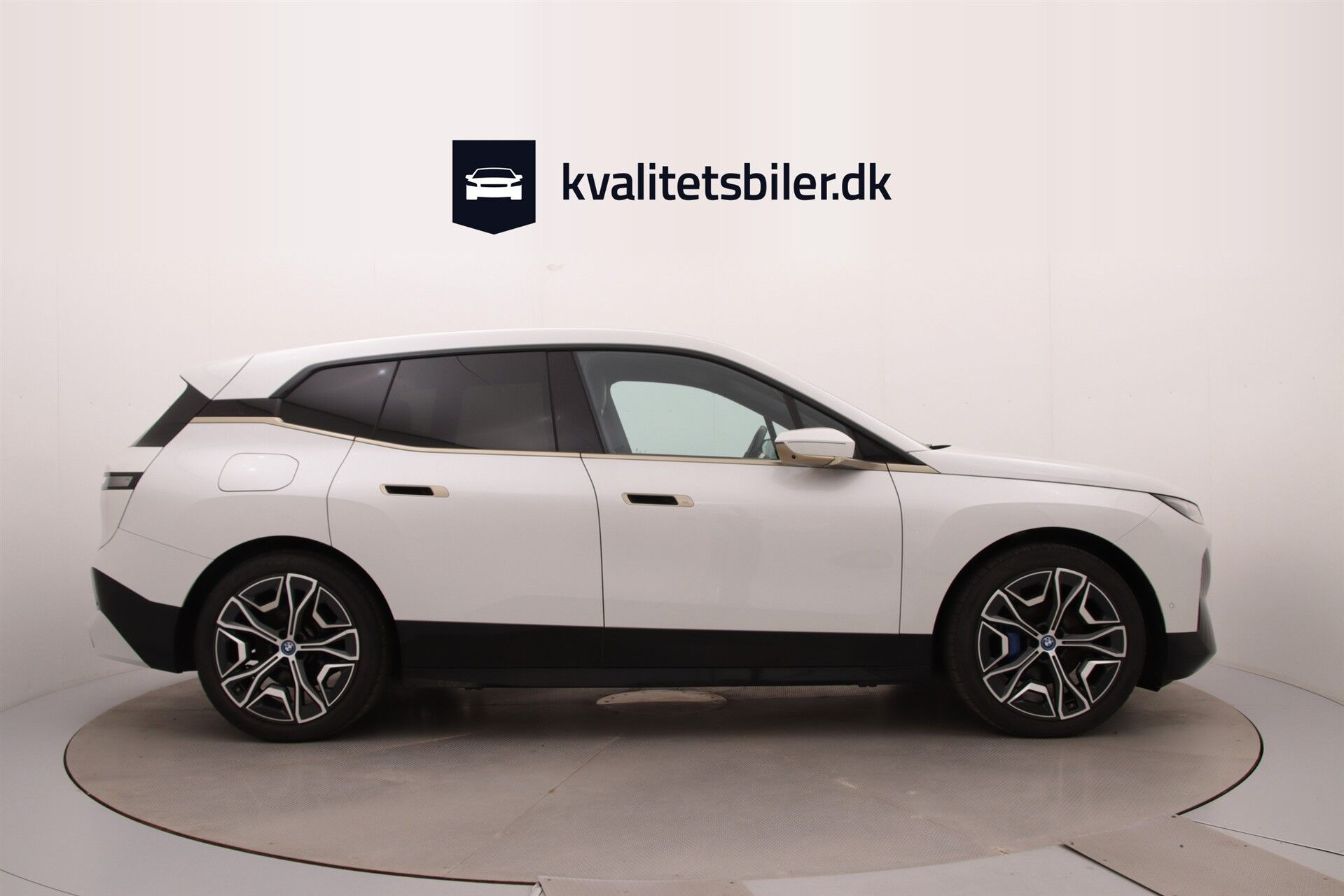 Hvid BMW iX fra 2022