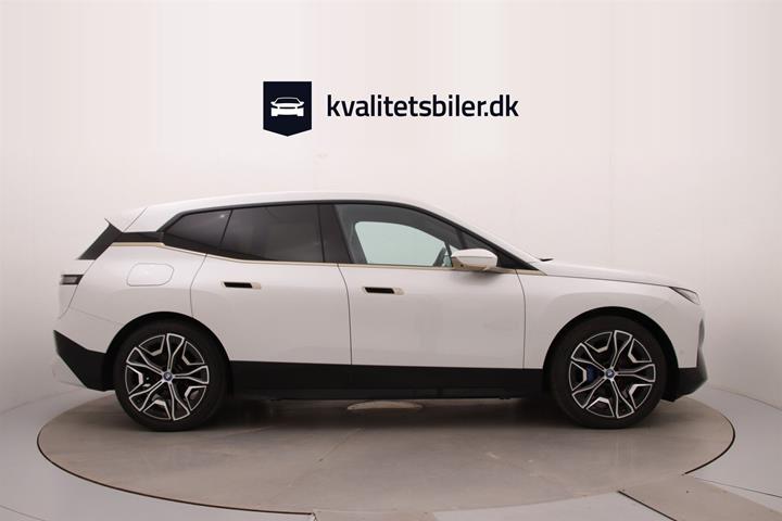 Hvid BMW iX fra 2022