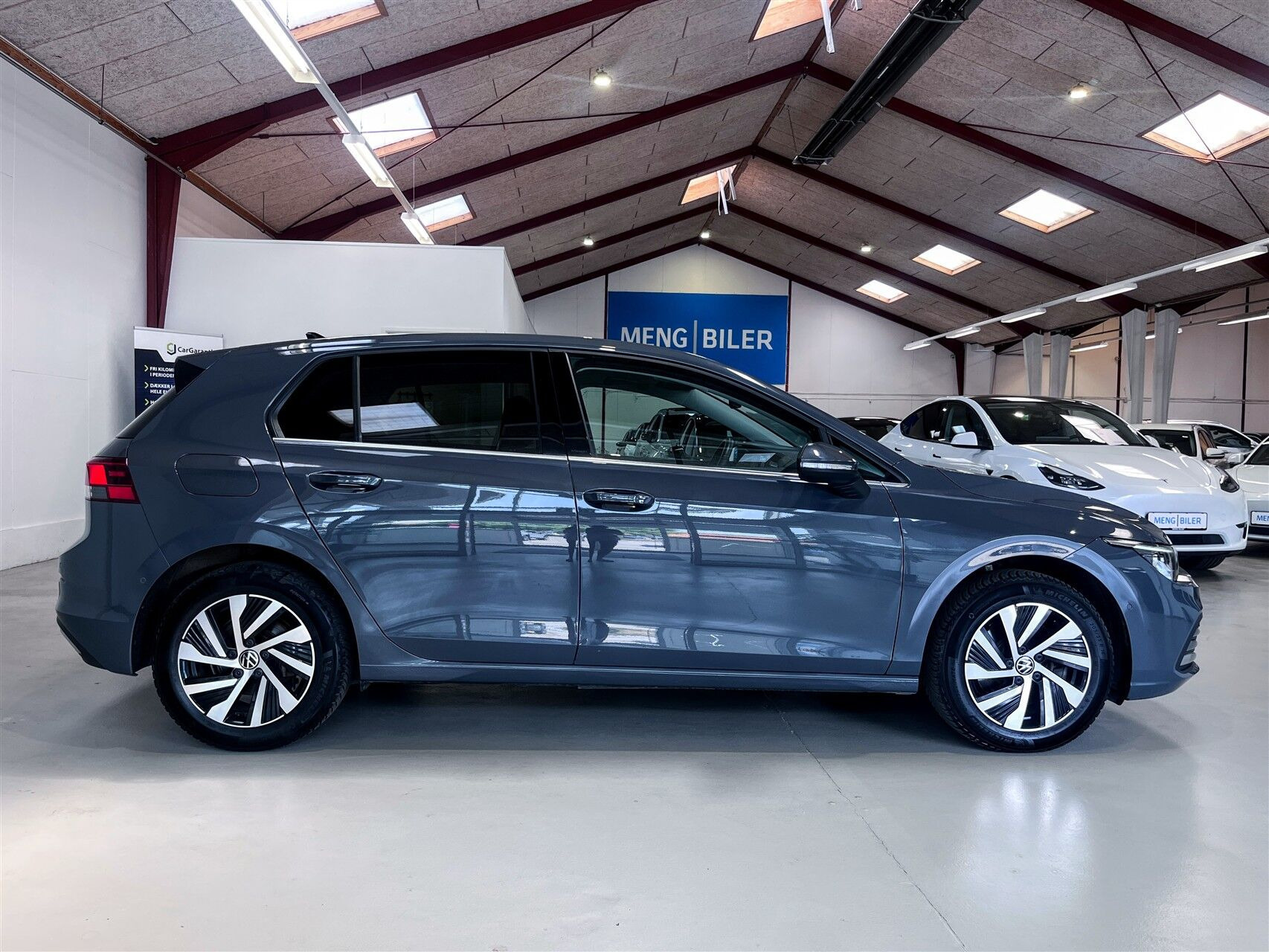 Grå VW Golf fra 2020