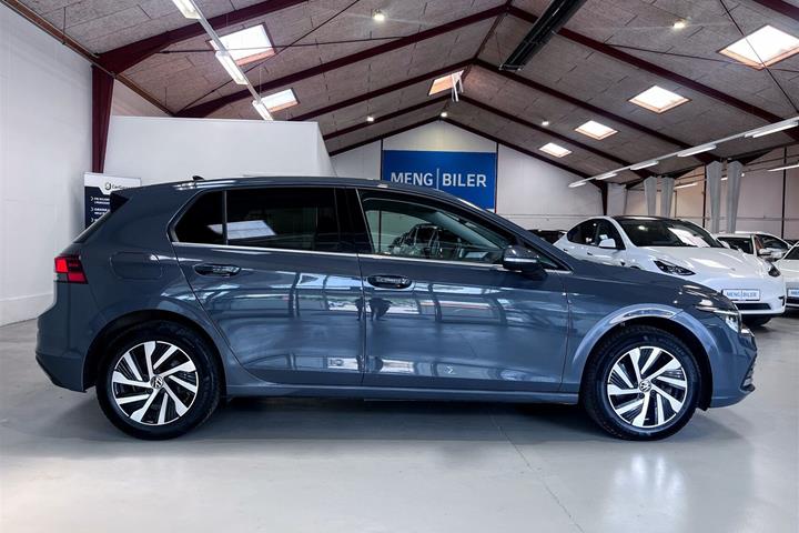 Grå VW Golf fra 2020