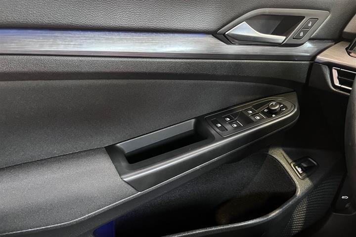 Grå VW Golf fra 2020
