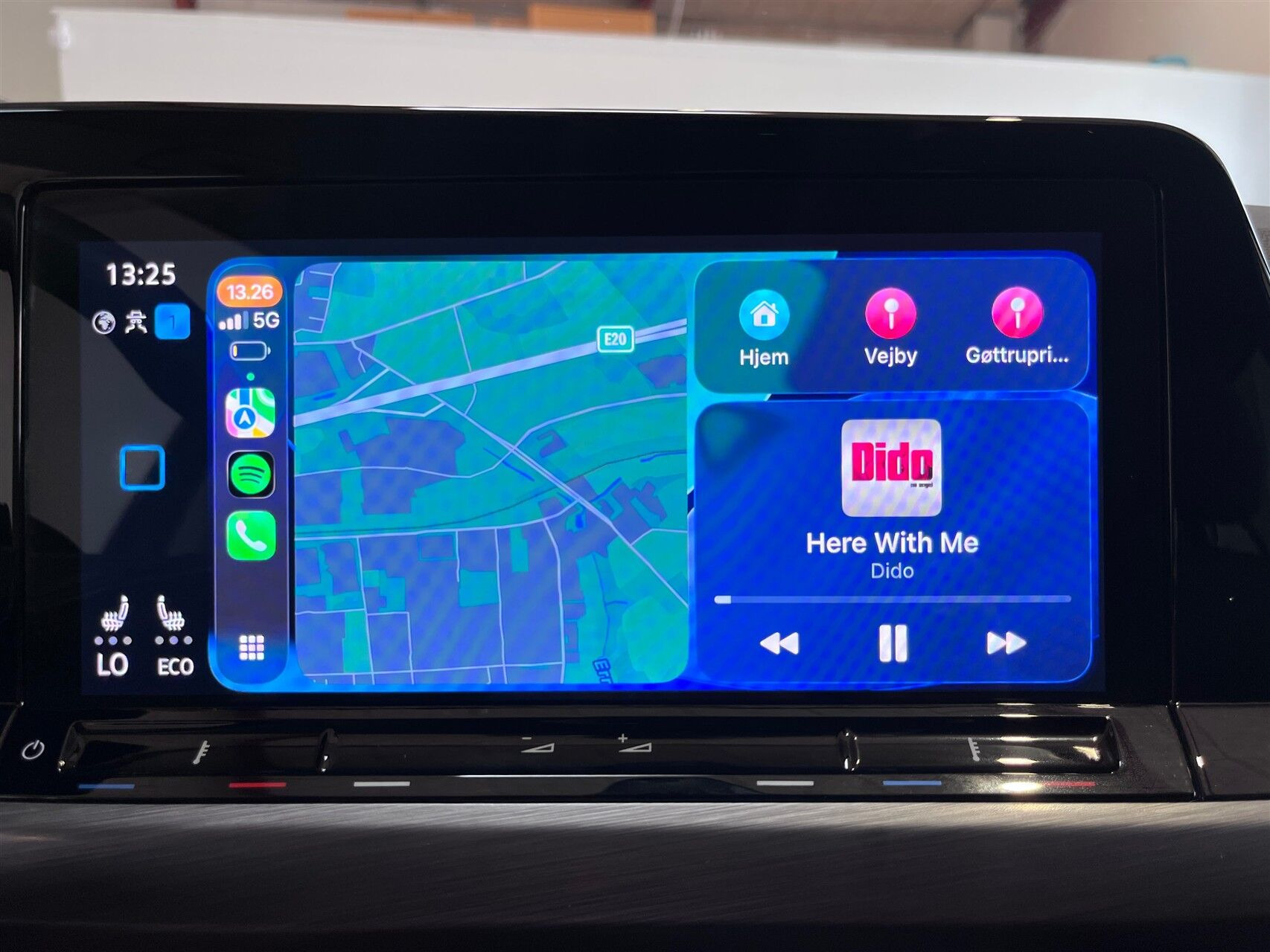 Grå VW Golf fra 2020