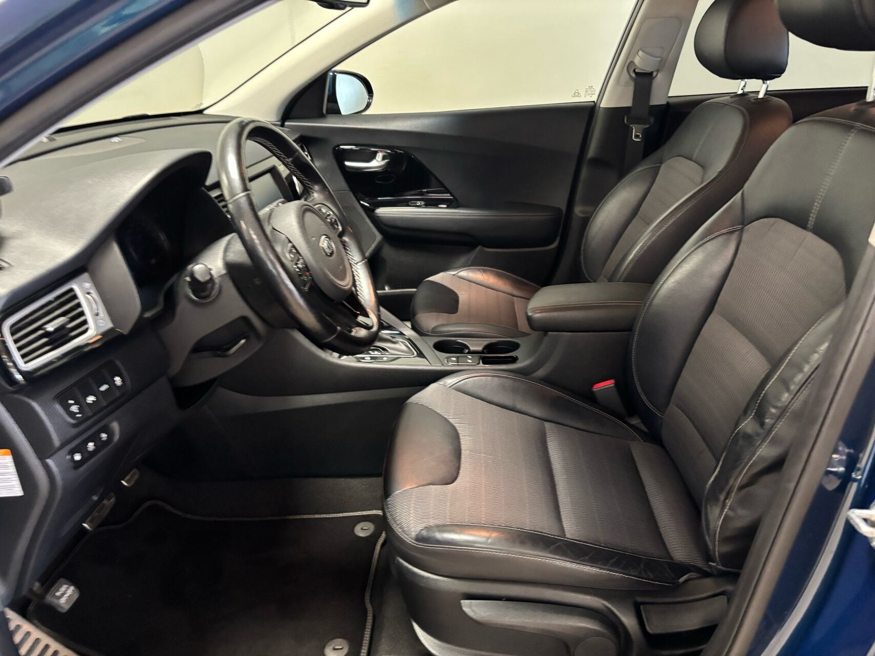 Blå Kia Niro fra 2018