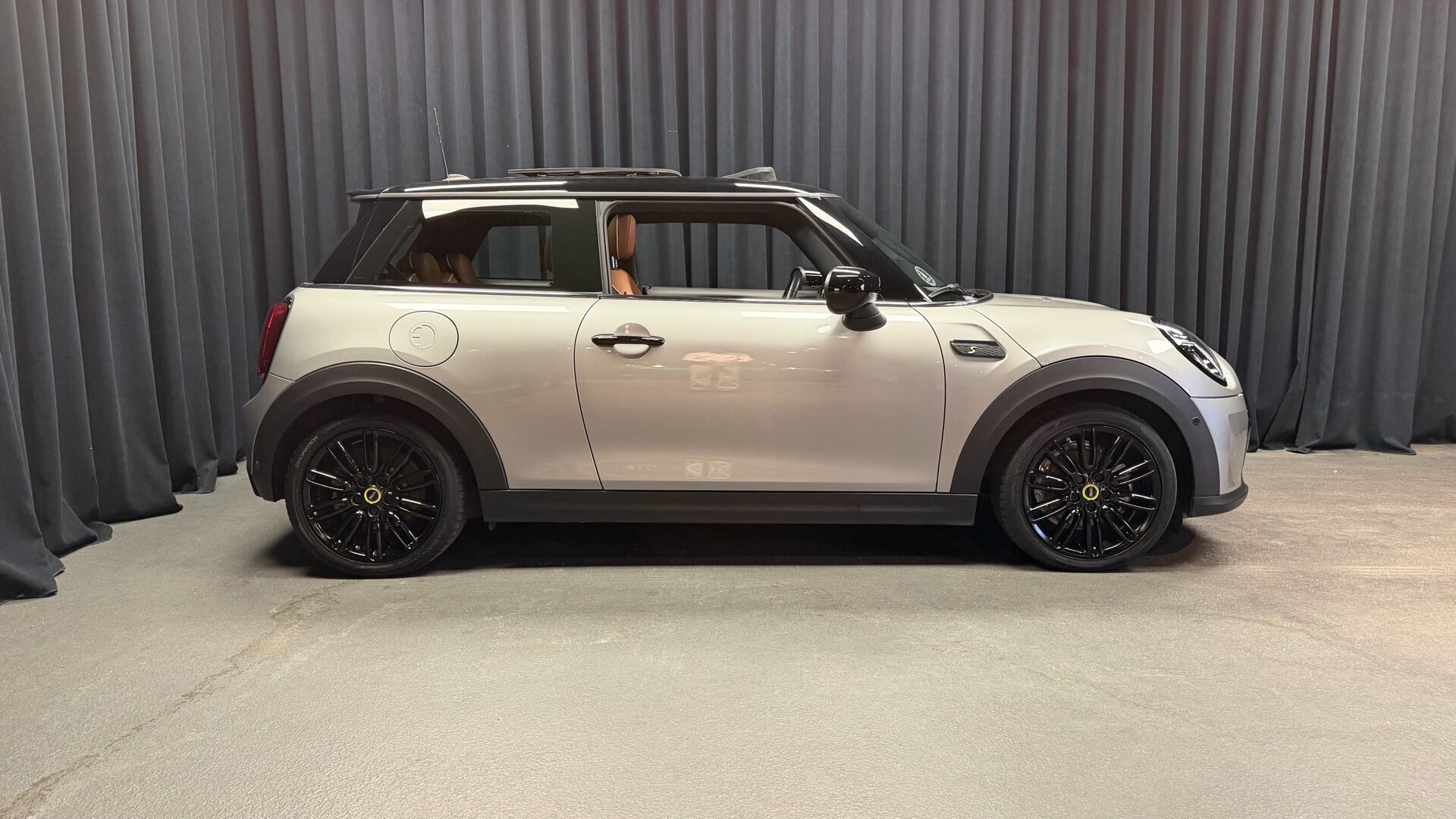 Sølv Mini Cooper fra 2023