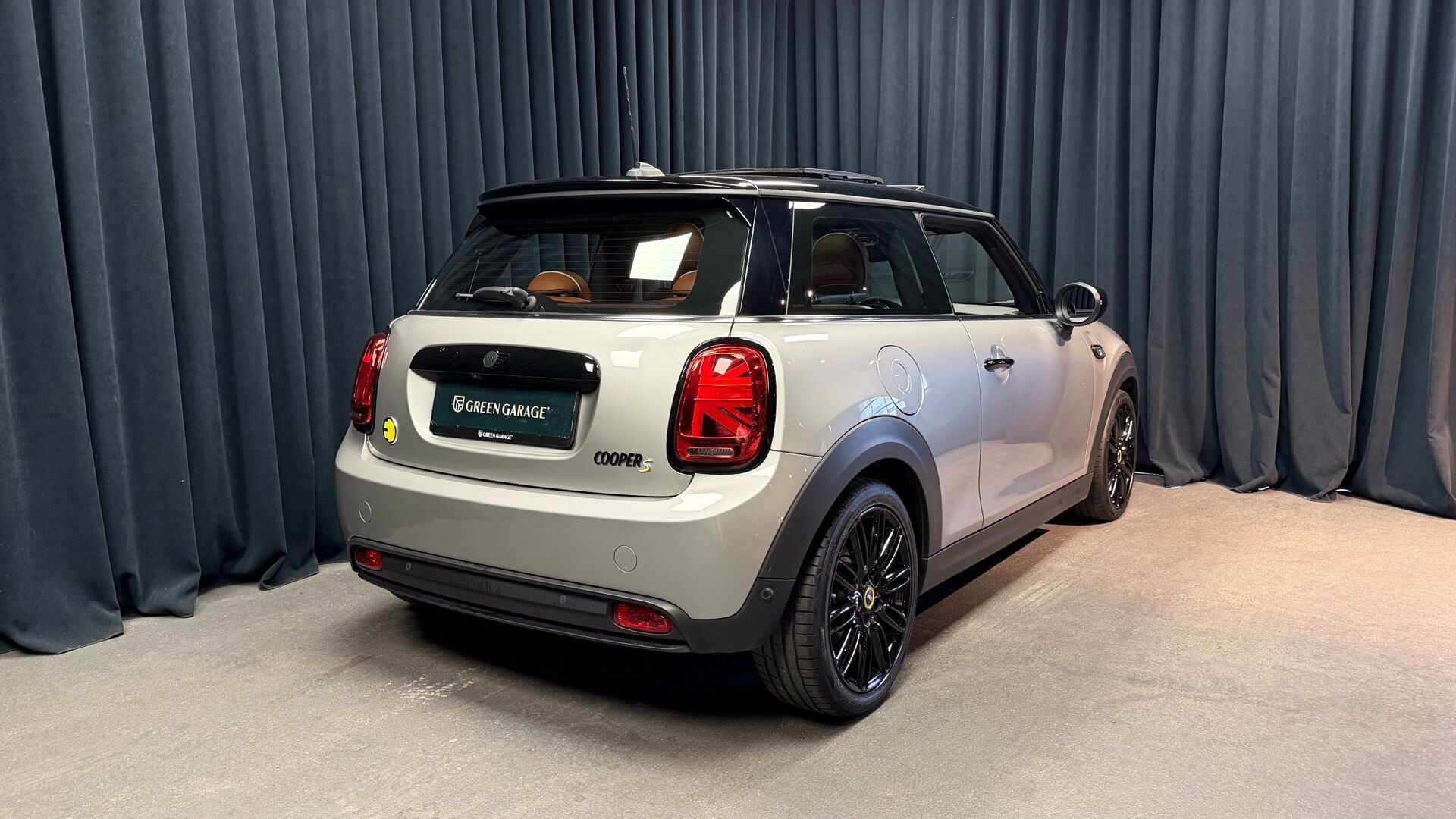 Sølv Mini Cooper fra 2023