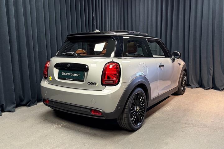 Sølv Mini Cooper fra 2023