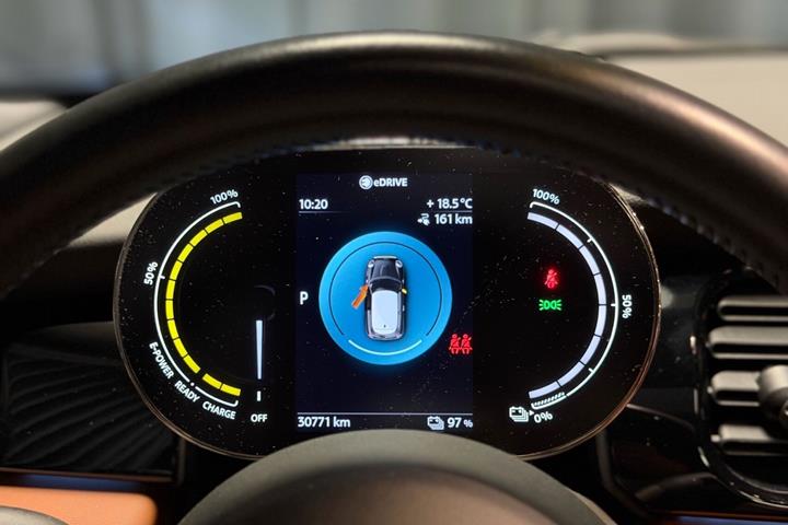 Sølv Mini Cooper fra 2023