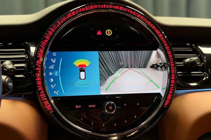 Sølv Mini Cooper fra 2023