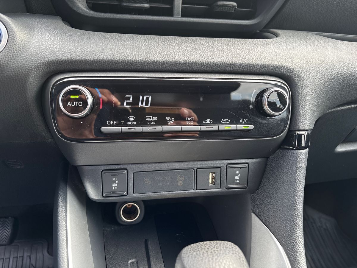 Bronze Toyota Yaris fra 2020