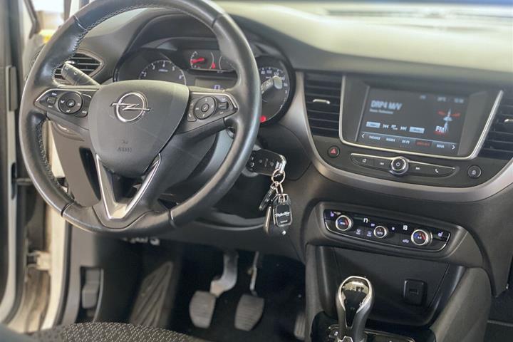 Hvid Opel Crossland X fra 2019