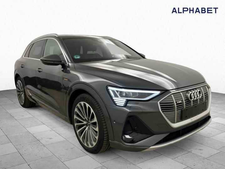 Grå Audi e-tron fra 2022