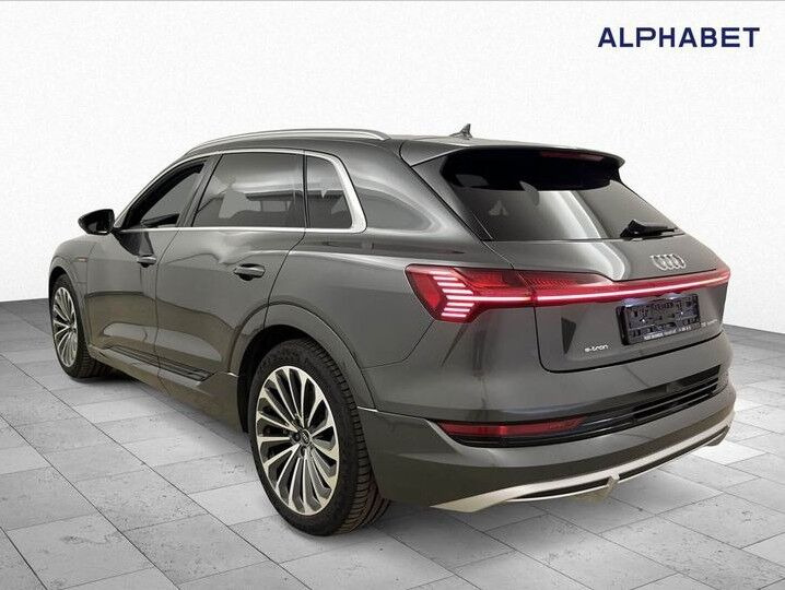 Grå Audi e-tron fra 2022