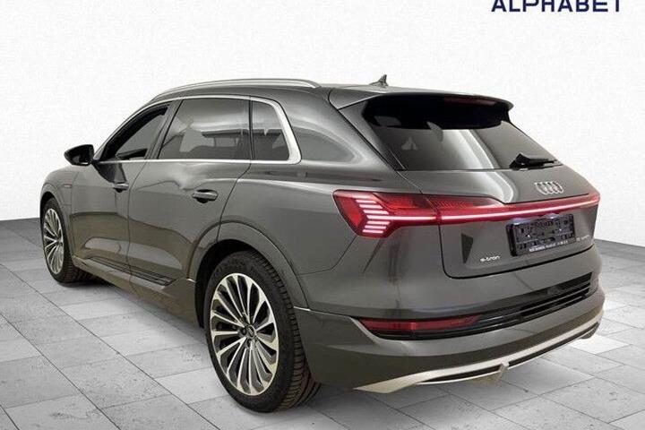 Grå Audi e-tron fra 2022