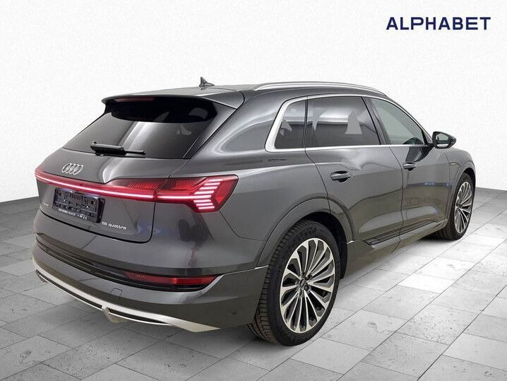 Grå Audi e-tron fra 2022