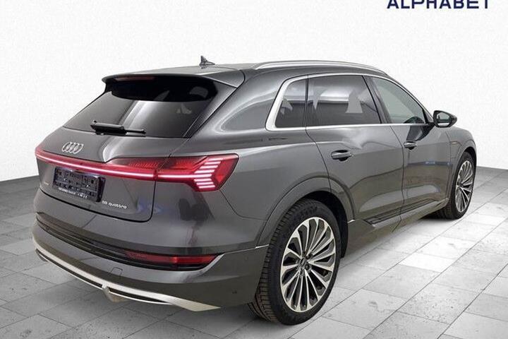 Grå Audi e-tron fra 2022