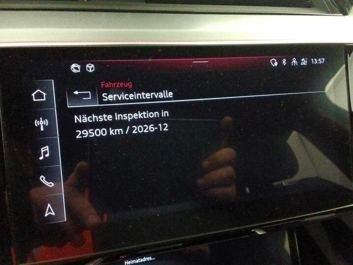 Grå Audi e-tron fra 2022