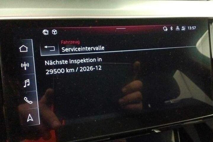 Grå Audi e-tron fra 2022