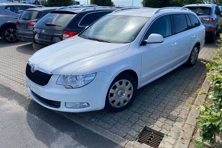Hvid Skoda Superb fra 2011
