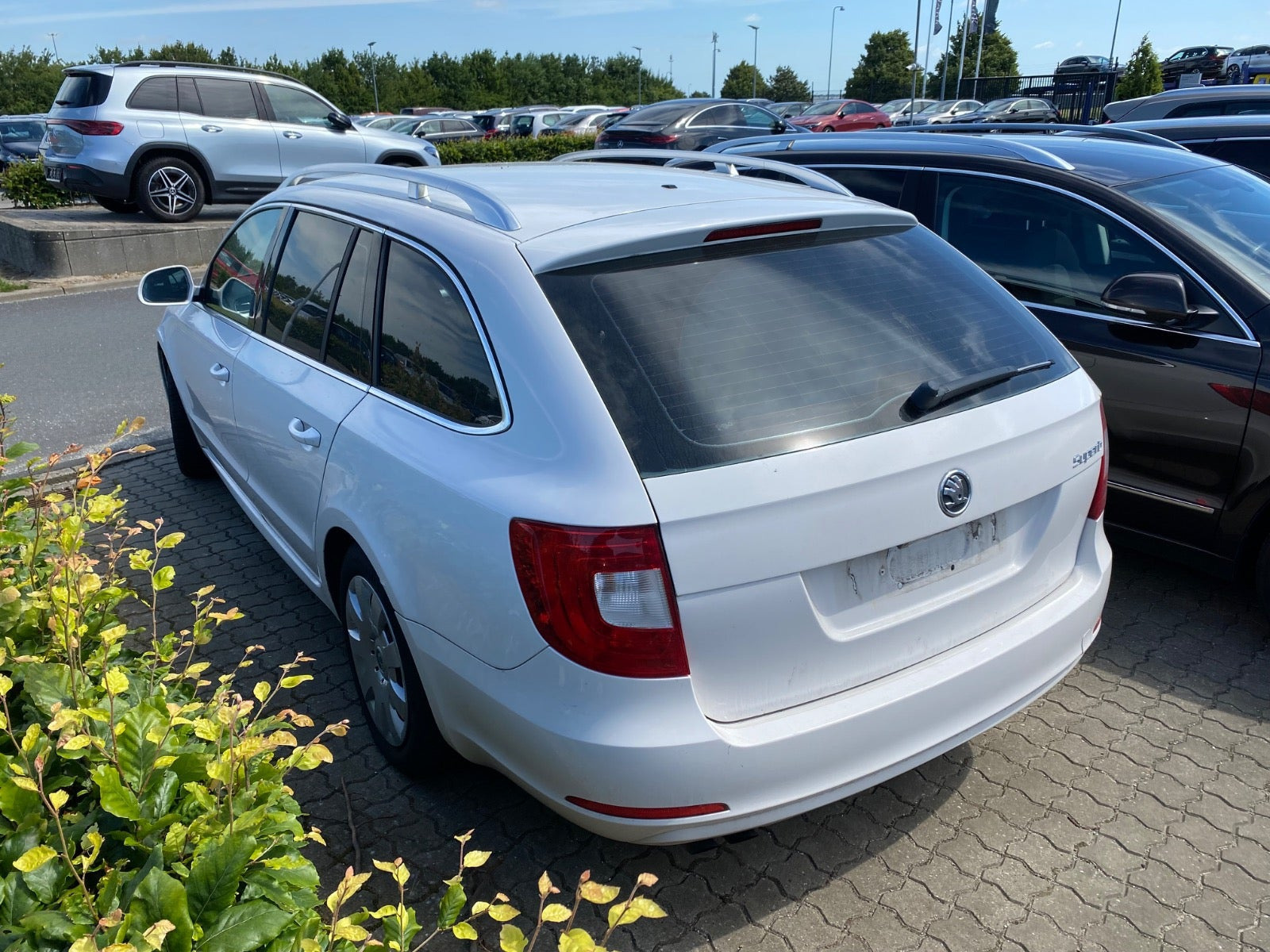 Hvid Skoda Superb fra 2011