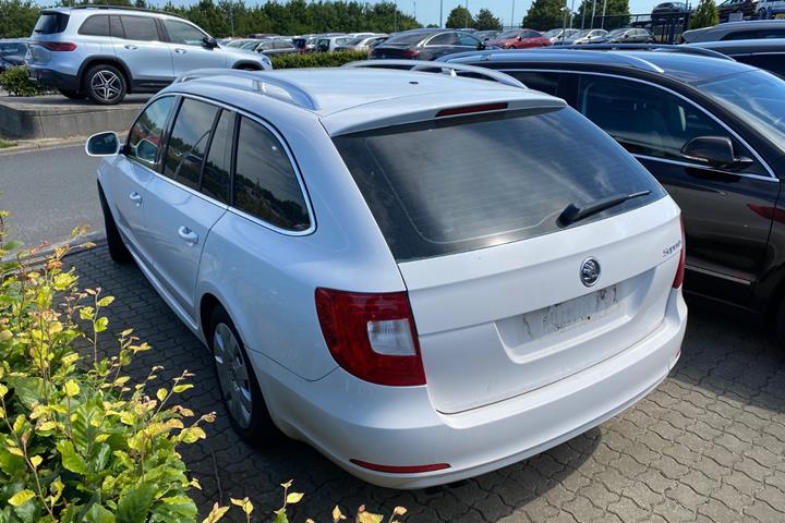Hvid Skoda Superb fra 2011
