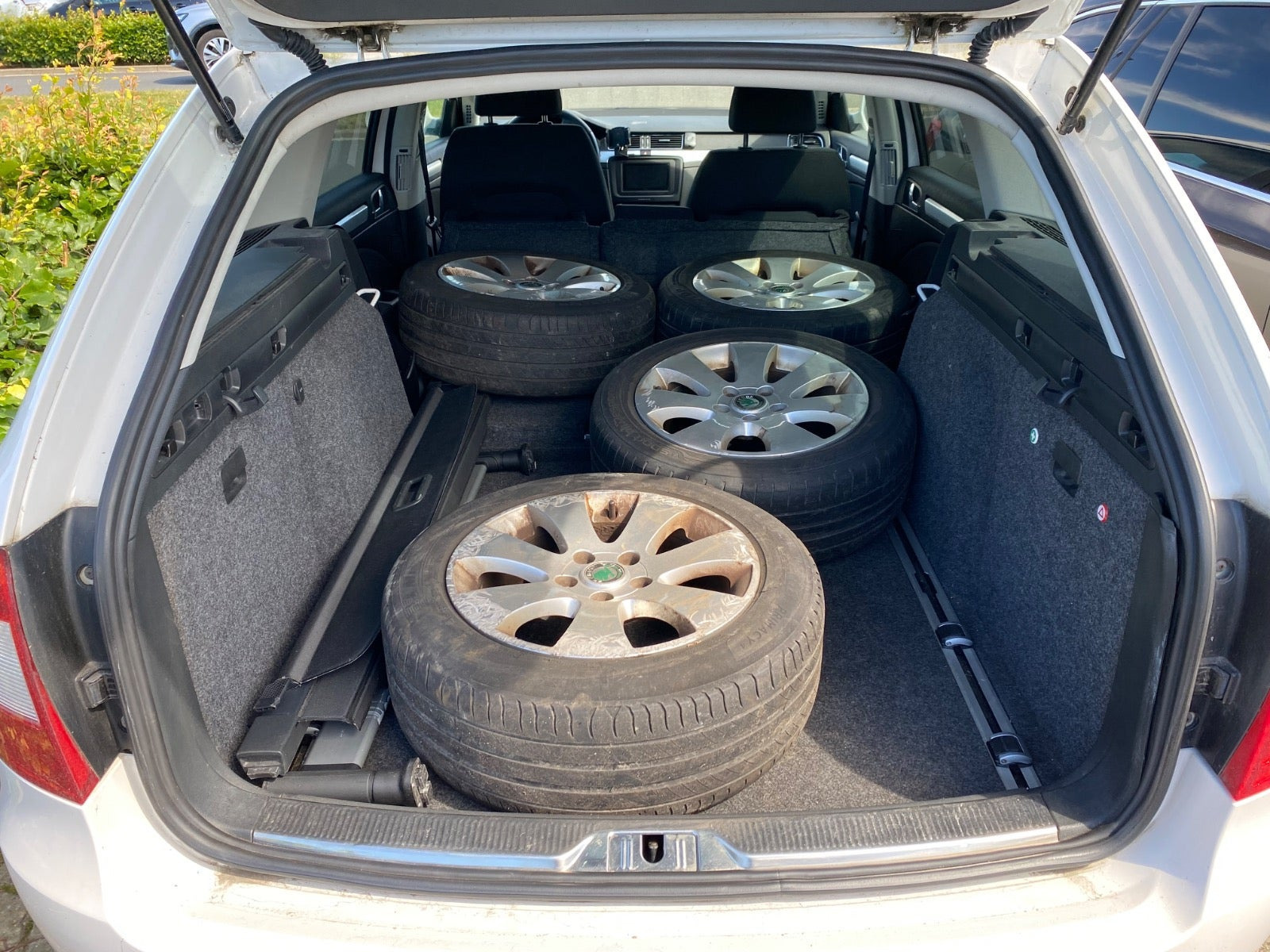 Hvid Skoda Superb fra 2011