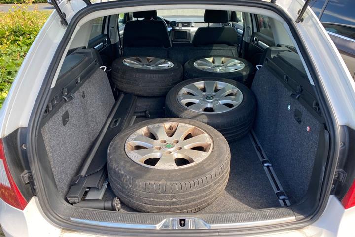 Hvid Skoda Superb fra 2011