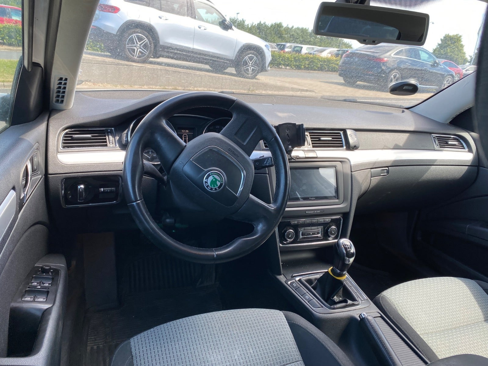 Hvid Skoda Superb fra 2011