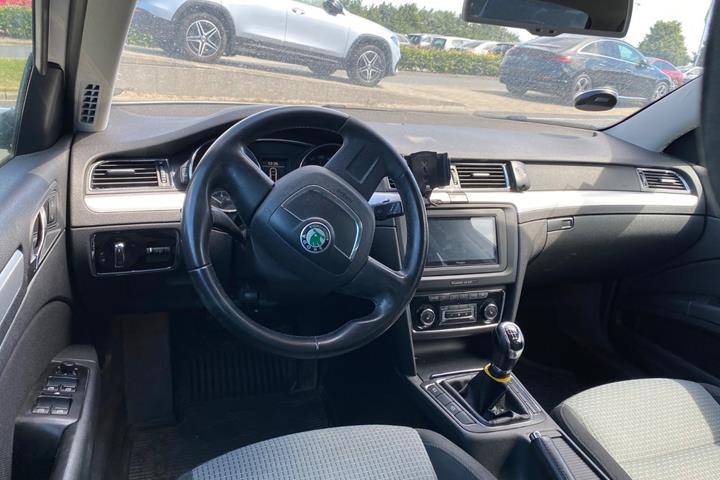 Hvid Skoda Superb fra 2011