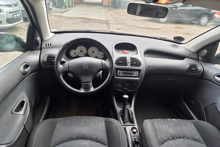 Sort Peugeot 206 fra 2005