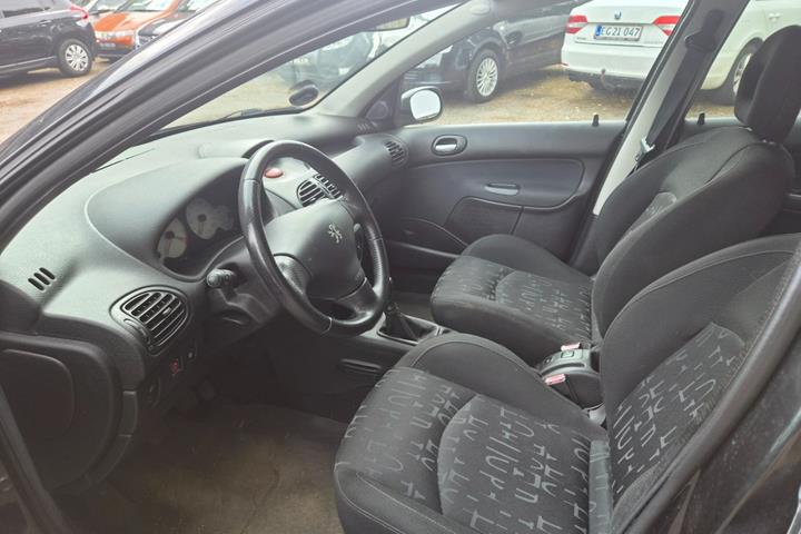 Sort Peugeot 206 fra 2005