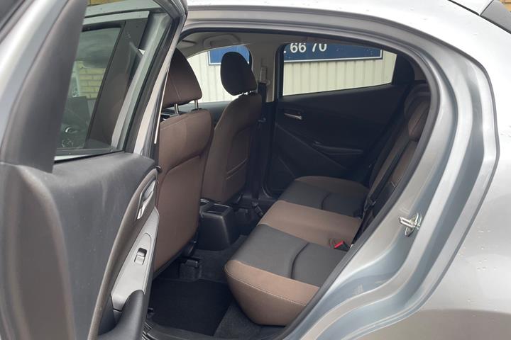 Sølv Mazda 2 fra 2022