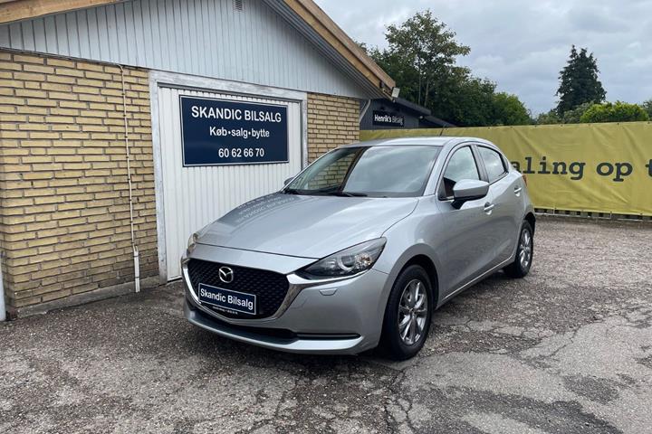 Sølv Mazda 2 fra 2022 set udefra