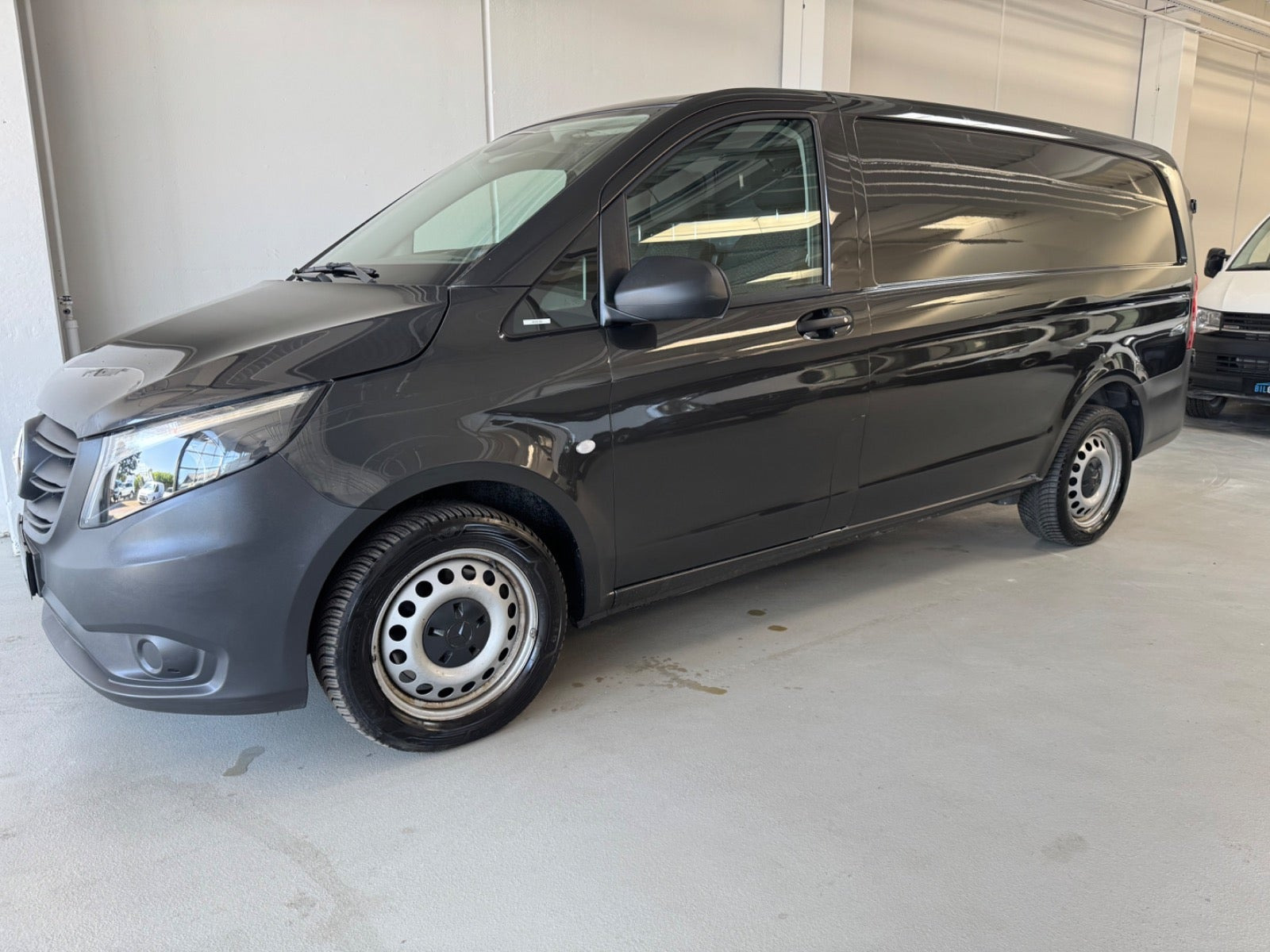 Gul Mercedes Vito 119 fra 2022