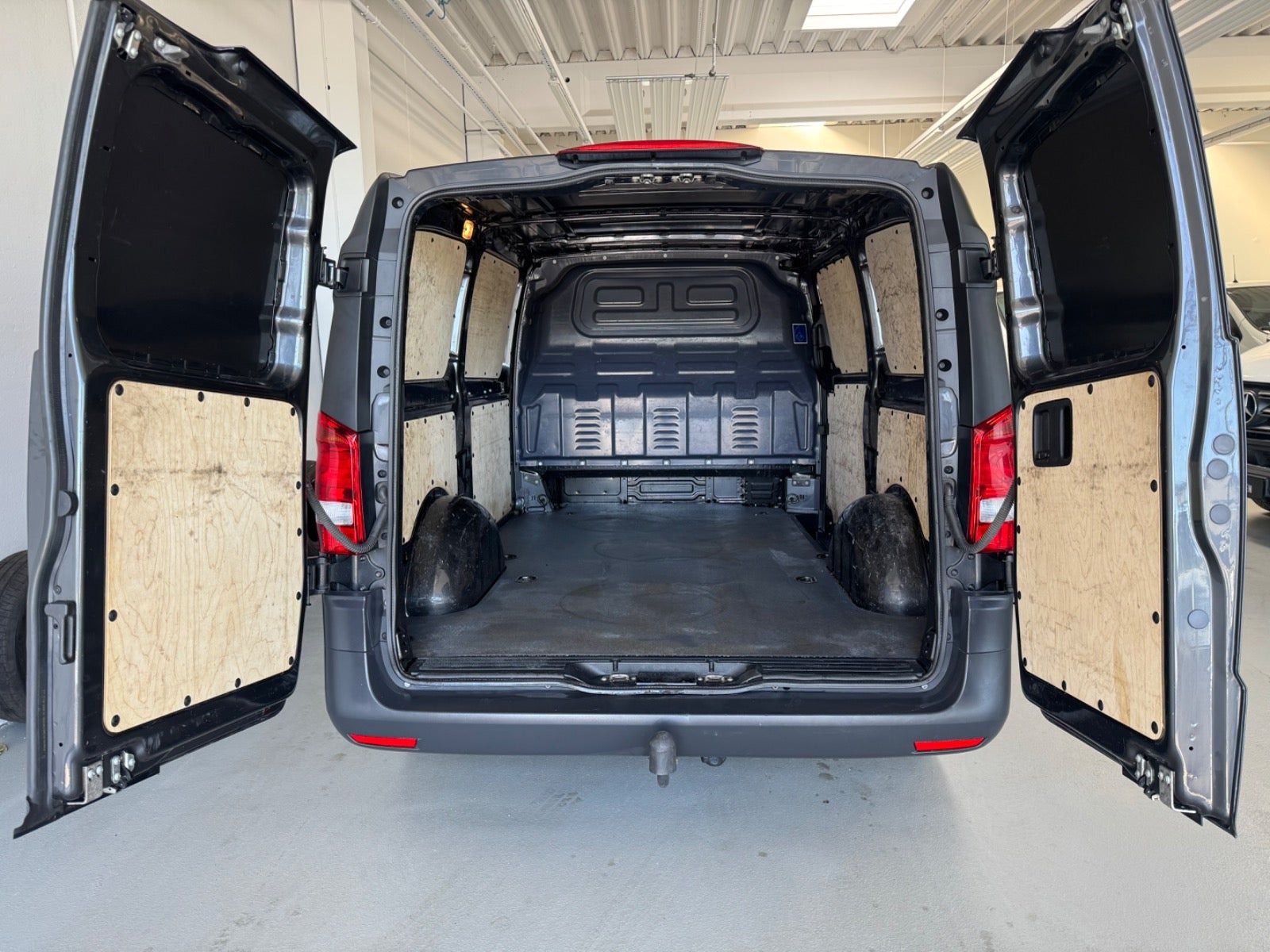 Gul Mercedes Vito 119 fra 2022