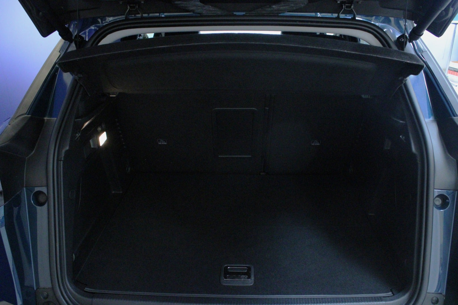 Blå Peugeot 3008 fra 2023